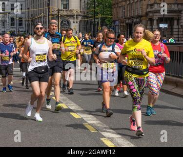 Les gens qui exécutent le semi-marathon des monuments de Londres pour recueillir de l'argent pour la charité. Londres - 1er août 2021 Banque D'Images
