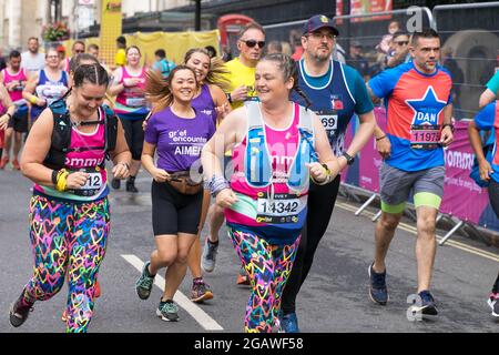 Les gens qui exécutent le semi-marathon des monuments de Londres pour recueillir de l'argent pour la charité. Londres - 1er août 2021 Banque D'Images