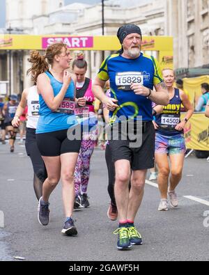 Les gens qui exécutent le semi-marathon des monuments de Londres pour recueillir de l'argent pour la charité. Londres - 1er août 2021 Banque D'Images