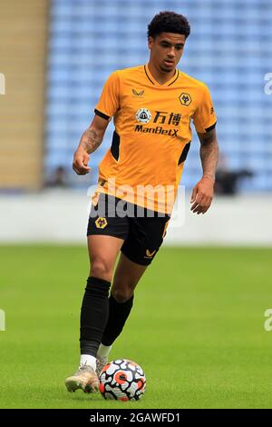 Coventry, Royaume-Uni. 1er août 2021. Ki-Jana Hoever de Wolverhampton Wanderers en action pendant le match. Match d'avant-saison, Coventry City et Wolverhampton Wanderers au Coventry Building Society Arena de Coventry, Midlands, le dimanche 1er août 2021. Cette image ne peut être utilisée qu'à des fins éditoriales. Utilisation éditoriale uniquement, licence requise pour une utilisation commerciale. Aucune utilisation dans les Paris, les jeux ou les publications d'un seul club/ligue/joueur. photo par Steffan Bowen/Andrew Orchard sports photographie/Alay Live news crédit: Andrew Orchard sports photographie/Alay Live News Banque D'Images