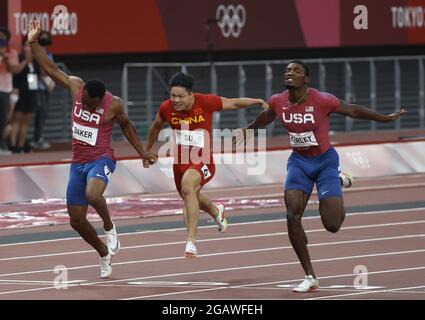 Le américain Fred Kerley (R), 9.84 ans, termine deuxième à la finale masculine de 100m au stade olympique lors des Jeux olympiques d'été de 2020 à Tokyo, au Japon, le dimanche 1er août 2021. Le Bingtian su (C) de Chine et les États-Unis Ronnie Baker (L) n'ont pas remporté la médaille dans la course. Photo par Tasos Katopodis/UPI Banque D'Images