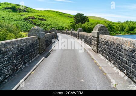 Route au-dessus du barrage Craig Goch dans la vallée d'Elan, Powys, pays de Galles. Banque D'Images