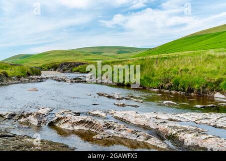 Vue sur la magnifique campagne galloise avec la rivière Afon Elan dans la vallée d'Elan, Powys, pays de Galles Banque D'Images