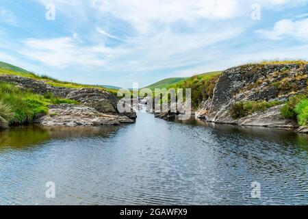 Vue sur la magnifique campagne galloise avec la rivière Afon Elan dans la vallée d'Elan, Powys, pays de Galles Banque D'Images