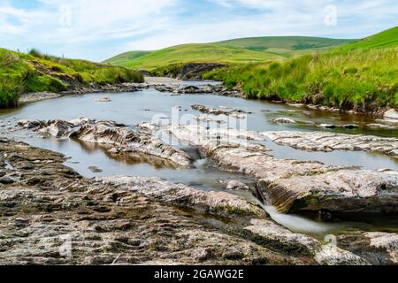 Vue sur la magnifique campagne galloise avec la rivière Afon Elan dans la vallée d'Elan, Powys, pays de Galles. Effet de longue exposition. Banque D'Images