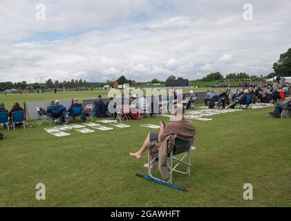 John Fretwell Sporting Complex, Mansfield, Notinghamshire, Royaume-Uni. 1er août 2021. Les spectateurs regardent pendant la coupe d'une journée du Royal London avec Group B Notinghamshire Outlaws prendre sur les renards du Leicestershire au John Fretwell Sporting Complex crédit: Alan Beastall/Alay Live News. Banque D'Images