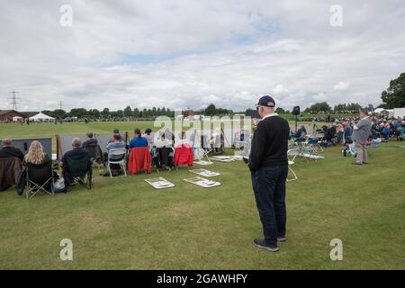 John Fretwell Sporting Complex, Mansfield, Notinghamshire, Royaume-Uni. 1er août 2021. Les spectateurs regardent pendant la coupe d'une journée du Royal London avec Group B Notinghamshire Outlaws prendre sur les renards du Leicestershire au John Fretwell Sporting Complex crédit: Alan Beastall/Alay Live News. Banque D'Images