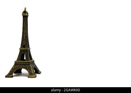 Figurine de la tour Eiffel isolée sur fond blanc. Souvenir de Paris.