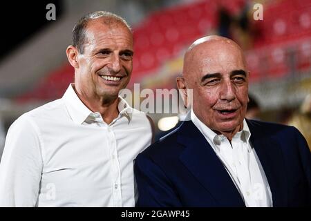 Monza, Italie. 31 juillet 2021. Massimiliano Allegri (L), entraîneur en chef du Juventus FC, pose pour une photo avec Adriano Galliani, PDG d'AC Monza, à la fin du match de football Luigi Berlusconi Trophée entre AC Monza et Juventus FC. Juventus FC a gagné 2-1 sur AC Monza. Credit: Nicolò Campo/Alay Live News Banque D'Images