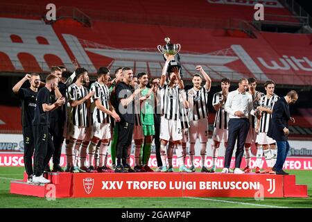 Monza, Italie. 31 juillet 2021. Les joueurs de Juventus FC fêtent avec le trophée à la fin du match de football Luigi Berlusconi Trophy entre AC Monza et Juventus FC. Juventus FC a gagné 2-1 sur AC Monza. Credit: Nicolò Campo/Alay Live News Banque D'Images