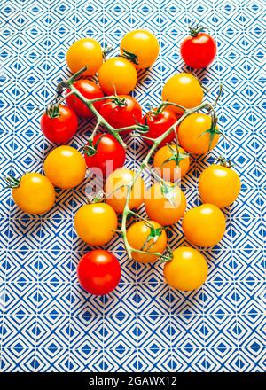 Tomates mûres sur la vigne – blanc FOOPPIX - COPYSPACE Banque D'Images