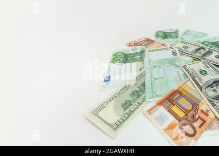 panorama des billets en dollars américains, des billets en euros sur un fond blanc isolé Banque D'Images