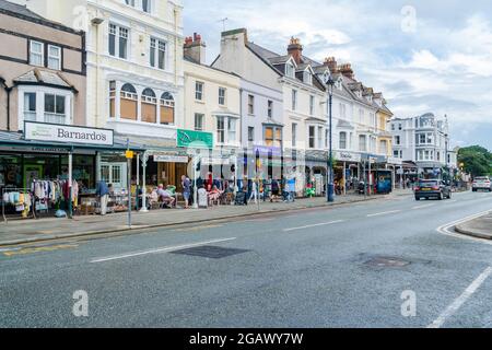 LLANDUDNO, PAYS DE GALLES - 04 JUILLET 2021 : vue sur la rue de Llandudno - la plus grande station balnéaire du pays de Galles. Banque D'Images