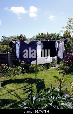 SÉCHAGE DU LINGE PROPRE SUR UNE LIGNE DE LAVAGE Banque D'Images