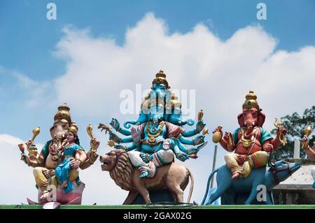 Diverses représentations de lord ganesha, la déité de l'éléphant hindou au sommet d'un temple dans la région pittoresque des grottes de batu à gombak, selangor en malaisie. Banque D'Images