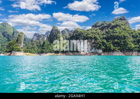 Lac avec montagnes au barrage de Ratchapapha ou au parc national de Khao Sok, province de Surat Thani, Thaïlande Banque D'Images