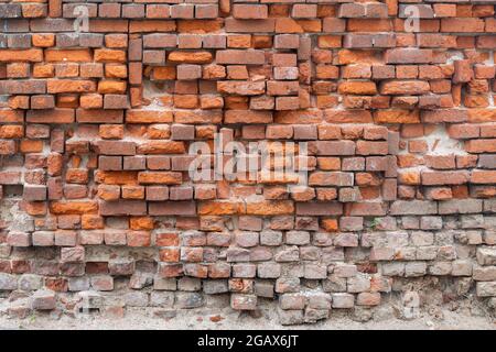 Mur de briques rouges vieillissant détérioré Banque D'Images