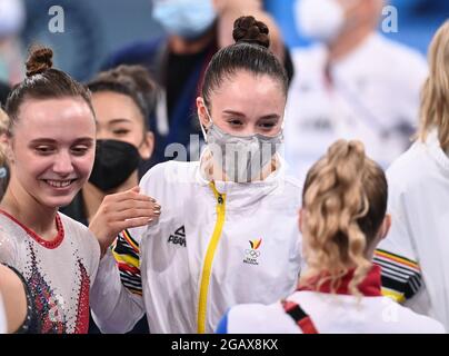 Tokyo, Japon. 1er août 2021. Nina Derwael (C) de Belgique réagit après la finale de gymnastique artistique des barreaux inégaux des femmes aux Jeux Olympiques de Tokyo en 2020 à Tokyo, au Japon, le 1er août 2021. Credit: Cheng min/Xinhua/Alay Live News Banque D'Images