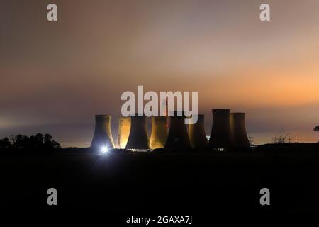 Le 1er août 2021, le jour où ils ont détruit 4 tours de refroidissement à la centrale électrique d'Eggborough dans le North Yorkshire Banque D'Images