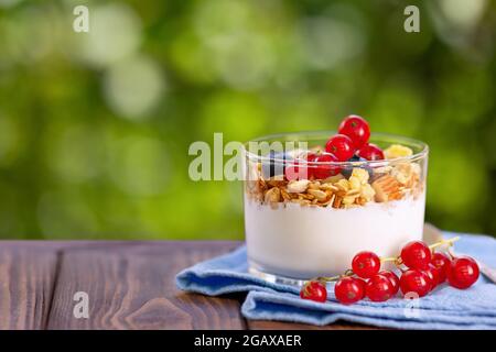 granola au yaourt grec et baies en verre Banque D'Images