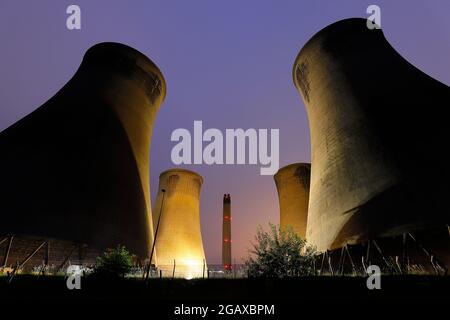 Le 1er août 2021, le jour où ils ont détruit 4 tours de refroidissement à la centrale électrique d'Eggborough dans le North Yorkshire Banque D'Images