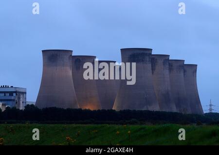 Le 1er août 2021, le jour où ils ont détruit 4 tours de refroidissement à la centrale électrique d'Eggborough dans le North Yorkshire Banque D'Images