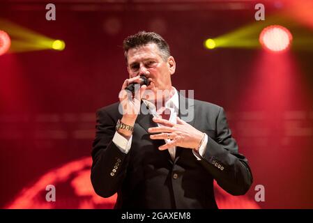 Tony Hadley chante avec son groupe The Fabulous TH Band au festival de musique Fantasia à Maldon, Essex, Royaume-Uni Banque D'Images