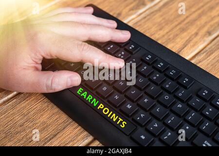 Légende conceptuelle Gagnez des points. Business présenter un fonds récompensé automatiquement après l'achat de tout produit mains pointant en appuyant sur ordinateur clavier Banque D'Images
