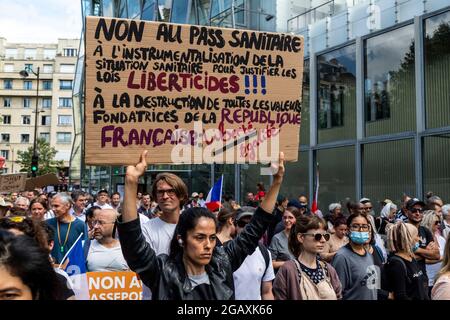 Paris, France. 31 juillet 2021. Manifestation à l'appel de Florian Philippot qui veut diriger un mouvement pour la liberté contre la tyrannie. Banque D'Images