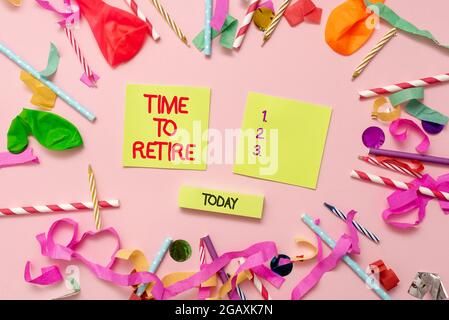 Inspiration montrant le temps de prendre sa retraite. Internet concept banque compte d'épargne, d'assurance, et de planification de pension coloré Party Collections flashy Banque D'Images