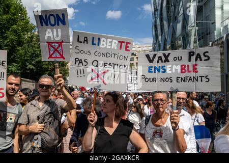 Paris, France. 31 juillet 2021. Manifestation à l'appel de Florian Philippot qui veut diriger un mouvement pour la liberté contre la tyrannie. Banque D'Images