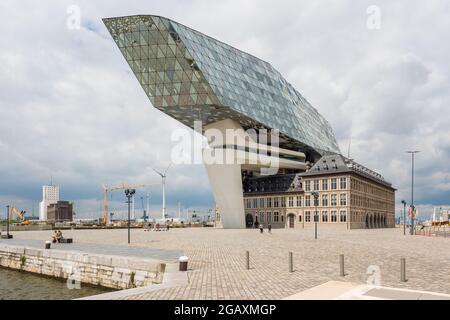 Port House dans le port d'Anvers, Belgique. Le bâtiment gouvernemental a été conçu par l'architecte britannique-iraquien Zaha Hadid et a ouvert ses portes en 2016 Banque D'Images