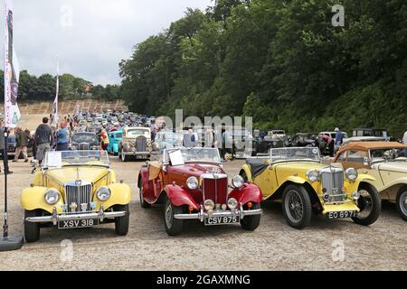 MG TF (1954), TD (1953) ET TC (1949). Brooklands Museum Members Classic car Show et Retrojumble. Weybridge, Surrey, Royaume-Uni. 1 août 2021. Des centaines de voitures classiques ont rempli le Finishing Straight une fois de plus lors du premier événement de masse post-confinement du musée. Brooklands Museum est le site du premier circuit de course automobile construit à cet effet au monde, construit en 1907 et finalement fermé par le déclenchement de la guerre mondiale 2 en 1939. Crédit : Ian Bottle/Alamy Live News Banque D'Images