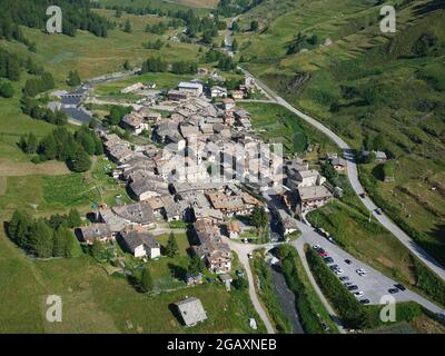 VUE AÉRIENNE. Plus haut village de Val Mariata (1830m asl) sur le côté italien du col Agnel. Chianale, province de Cuneo, Piémont, Italie. Banque D'Images