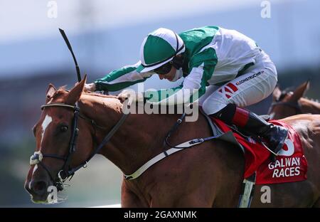 Micro Manage, monté par Colin Keane, remporte la JPK Fescrime Systems Race au cours du septième jour du Galway Racing Summer Festival 2021 à l'hippodrome de Galway. Date de la photo: Dimanche 1er août 2021. Voir PA Story RACING Galway. Le crédit photo devrait se lire comme suit : Brian Lawless/PA Wire. RESTRICTIONS : l'utilisation est soumise à des restrictions. Utilisation éditoriale uniquement, aucune utilisation commerciale sans le consentement préalable du détenteur des droits. Banque D'Images