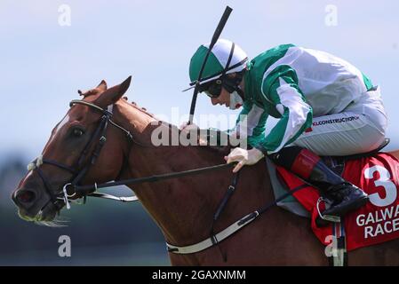 Micro Manage, monté par Colin Keane, remporte la JPK Fescrime Systems Race au cours du septième jour du Galway Racing Summer Festival 2021 à l'hippodrome de Galway. Date de la photo: Dimanche 1er août 2021. Voir PA Story RACING Galway. Le crédit photo devrait se lire comme suit : Brian Lawless/PA Wire. RESTRICTIONS : l'utilisation est soumise à des restrictions. Utilisation éditoriale uniquement, aucune utilisation commerciale sans le consentement préalable du détenteur des droits. Banque D'Images