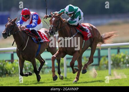 Micro Manage, monté par Colin Keane (à droite), remporte la JPK Fencing Systems Race au cours du septième jour du Galway Racing Summer Festival 2021 à l'hippodrome de Galway. Date de la photo: Dimanche 1er août 2021. Voir PA Story RACING Galway. Le crédit photo devrait se lire comme suit : Brian Lawless/PA Wire. RESTRICTIONS : l'utilisation est soumise à des restrictions. Utilisation éditoriale uniquement, aucune utilisation commerciale sans le consentement préalable du détenteur des droits. Banque D'Images