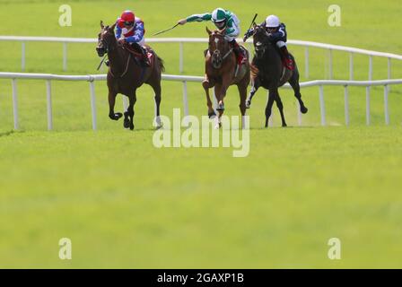 Micro Manage monté par Colin Keane (au centre) avant de gagner la JPK Fencing Systems Race au cours du septième jour du Galway Racing Summer Festival 2021 à l'hippodrome de Galway. Date de la photo: Dimanche 1er août 2021. Voir PA Story RACING Galway. Le crédit photo devrait se lire comme suit : Brian Lawless/PA Wire. RESTRICTIONS : l'utilisation est soumise à des restrictions. Utilisation éditoriale uniquement, aucune utilisation commerciale sans le consentement préalable du détenteur des droits. Banque D'Images