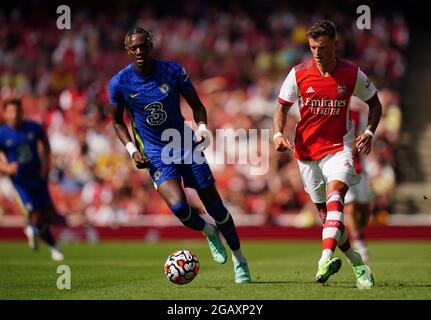 Ben White d'Arsenal (à droite) et Tammy Abraham de Chelsea lors du match de la série Mind au stade Emirates, Londres. Date de la photo: Dimanche 1er août 2021. Banque D'Images