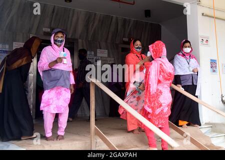 Dhaka, Bangladesh. 1er août 2021. Le personnel de sécurité vérifie la température corporelle des travailleurs de l'habillement avant d'entrer dans une usine de vêtements après la réouverture des usines de vêtements pendant le confinement de Covid-19 à Dhaka, au Bangladesh, le 1er août 2021. Credit: Mamunur Rashid/Alamy Live News Banque D'Images