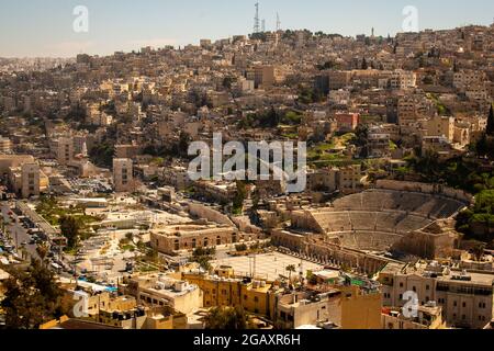 Vue sur Amman et le théâtre romain depuis la Citadelle d'Amman, en Jordanie Banque D'Images