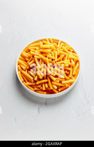 Macaroni pâtes brutes sur fond blanc, isolé – FOOPPIX BLANC - COPYSPACE - SALLE POUR LE TEXTE Banque D'Images