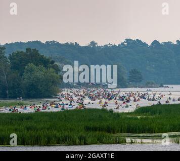 Wausau, Wisconsin, États-Unis, 31 juillet 2021, 7e promenade annuelle au pub Paddle, des kayakistes sur le lac Wausau se rendent du club Eagles au bar Trails End Banque D'Images