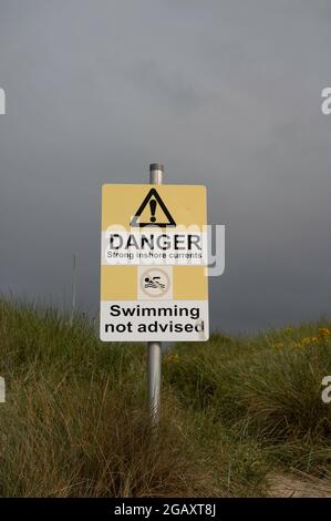 Danger courants côtiers forts nageant pas recommandé signe avec des icônes. Authentique, sur le chemin de la plage. Personne. Banque D'Images