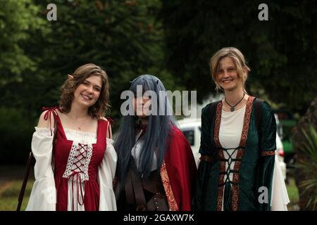 Colchester Medieval Fayre and Oyster Market Event 31 juillet 2021, Grande-Bretagne, trois jeunes femmes en costume de cosplay médiéval Banque D'Images