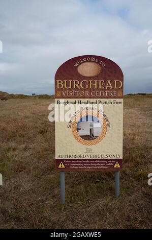 Panneau pour le centre d'accueil de Burghead Pichtish fort. Isolé avec fond d'herbe, ciel bleu et nuage. Situé sur la côte de Moray Firth, Écosse, Royaume-Uni. Banque D'Images