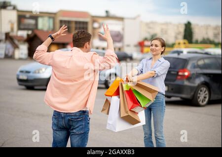 Le mari est choqué par les achats de sa femme, le stationnement Banque D'Images