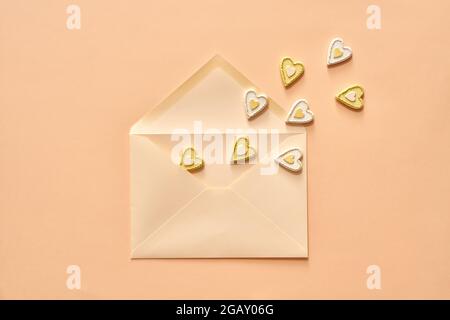 Les petits coeurs survolant d'une enveloppe - amour ou concept de Saint-Valentin sur fond pastel Banque D'Images