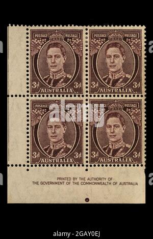 Feuille de quatre timbres-poste George VI définitifs australiens vers 1937. Porte la marque d'autorité de l'imprimante. valeur de la face 3d Banque D'Images