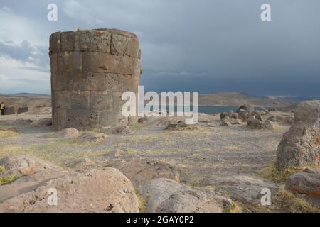 Puno près des rives du lac Titicaca pré Inca village Peru pierres et bâtiment donnant sur le lac funéraire tour antique Banque D'Images